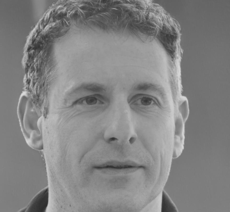 Dr. Michael Chen, Director de Investigación